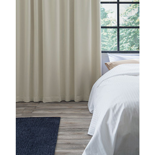 シルクアイボリー<br>床や壁にもなじみやすい色合い。 ※遮光イメージにより少し暗く写っています。