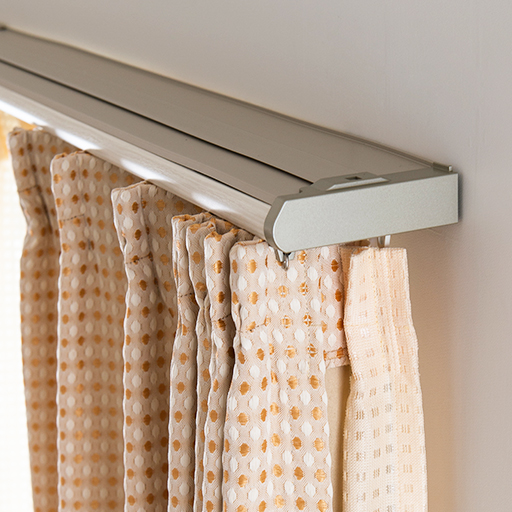 ホワイト ダブル(1.1～2.0m)<br>上からの光漏れ・すきま風を軽減する、カバートップ付きのカーテンレールです。