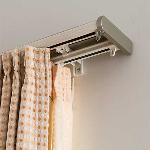 ダブルレールで、カーテンとレースカーテンを吊るすことができます。静音ランナーで開け閉めも静か。