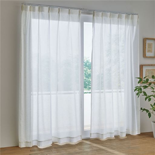 日中室内からの様子<br>※使用環境の部屋の明るさにより印象は少し変わります。