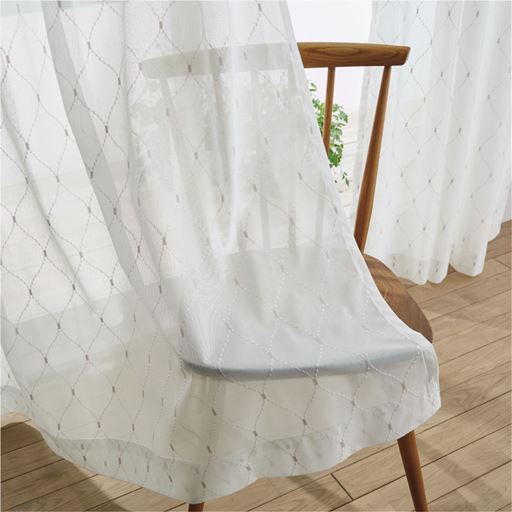 ピンク<br>UVカット効果で室内の日焼け対策や、家具の色あせ防止にも。