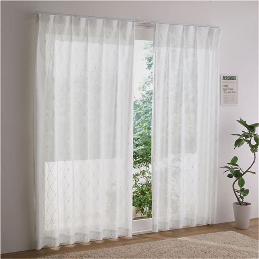 日中室内からの様子(ホワイト)<br>※使用環境の部屋の明るさにより印象は少し変わります。