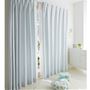 ブルー<br>フェミニンなデザインストライプが魅力の、ジャカード織りカーテンです。