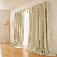 窓を包む保温・防炎1級遮光カーテン(リーフ柄)