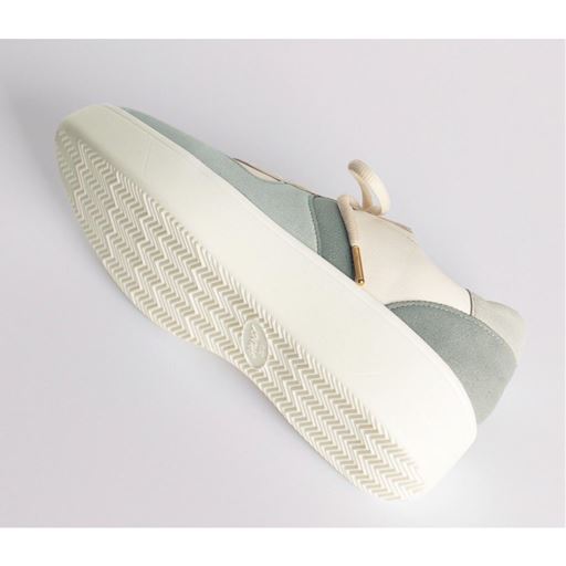 【弾力性のある厚底ソール】<br>マシュマロのような弾力を持つ軽量ソール。軽快な歩き心地をサポート。<br>※インソールは取り外しできます。