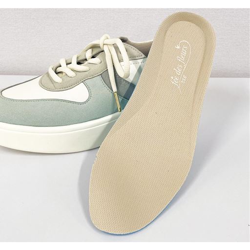 【足裏への衝撃を緩和】<br>弾力性のあるカップインソールがかかとを包み込むようにフィットして足裏への衝撃を緩和。