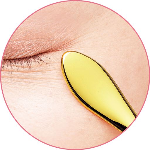 目じりのしわに