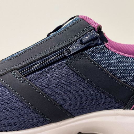 【こだわりPOINT】内側ファスナー仕様で脱ぎはきが簡単。