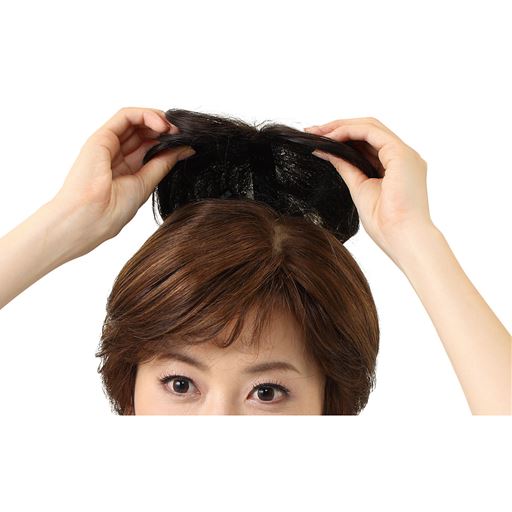 着け方簡単。装着ピンをとめ、ブラシでなじませるだけ!