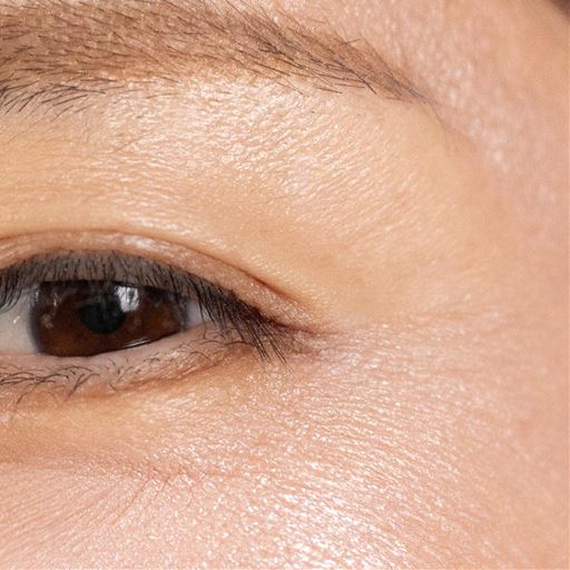 ［メイク中］ 本品なら光の効果でこんなに綺麗!<br><br>※メーキャップ効果による。<br>※仕上がりには個人差があります。