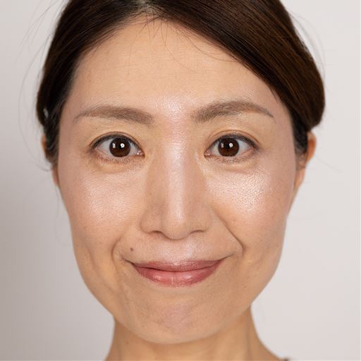 ［メイク中］ まるで女優ライト!?<br><br>※メーキャップ効果による。<br>※仕上がりには個人差があります。