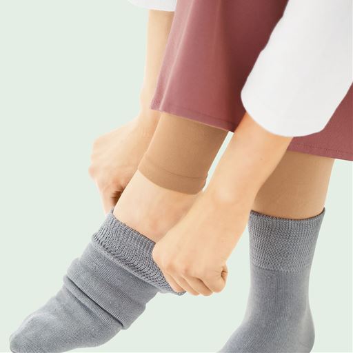 靴下との重ね履きにも便利。ライトベージュ着用例