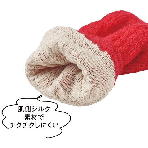 内側は、繊維の長さが短いシルクを集めて紡いだ絹紬糸を使用。シルクの特性はそのままに、綿に近い素朴な風合いです。