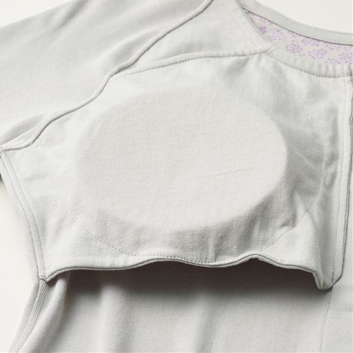 パッドポケットはゴロつかないよう別布を使用。縫い代は内側にして、肌に当たらない仕様に。