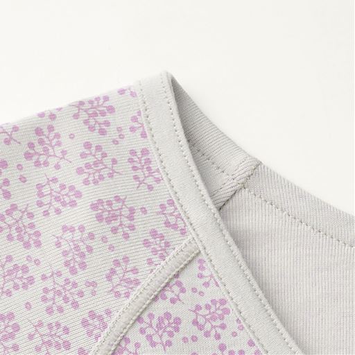 衿ぐりはゴロつかないよう別布を使用。縫い代は外側にして、肌に当たらない仕様に。