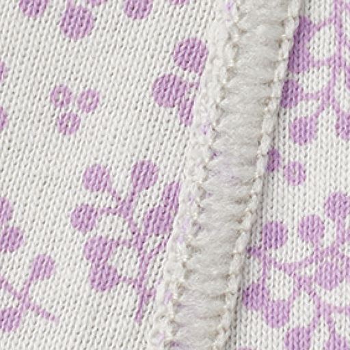 脇は縫い代を外側にして肌に当たらない仕様に。 (表側)