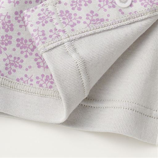 裾は縫い代を外側にして、肌に当たらない仕様に。