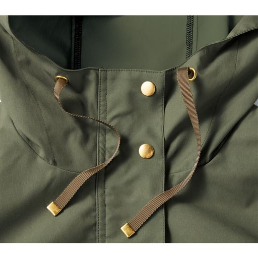 上品な金具使い ボタンや金具はゴールドで上品な雰囲気に