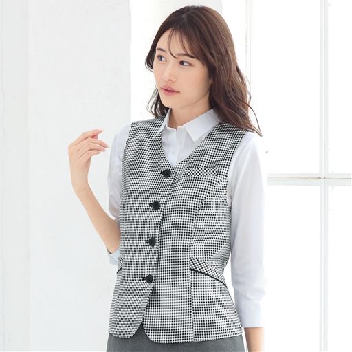 程よい開きのVネックデザイン。(ギンガムチェック着用)