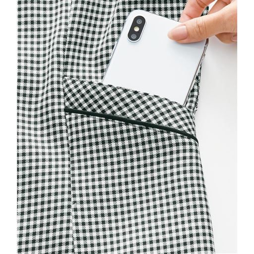 かさばる小物やスマホをすっきり収納できる深型ポケット