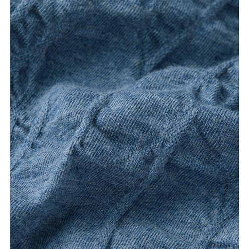 ネイビー<br>すっきり見せを叶える縦柄が気になる体型をカバー。ソフトな肌触りで着心地の良さにもこだわりました。