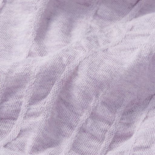 ライトパープル<br>すっきり見せを叶える縦柄が気になる体型をカバー。ソフトな肌触りで着心地の良さにもこだわりました。