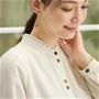 表情の異なるボタンと衿のフリルが大人の可愛らしさを引き立てます。(オフホワイト着用)