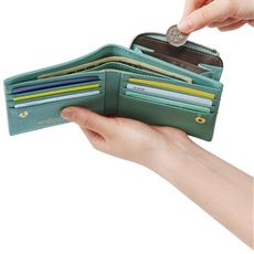 出し入れスムーズな本革二つ折り財布