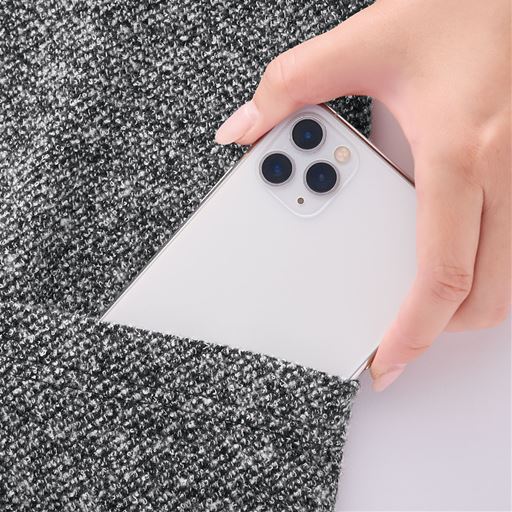 両脇にスマホが入るポケット付き。