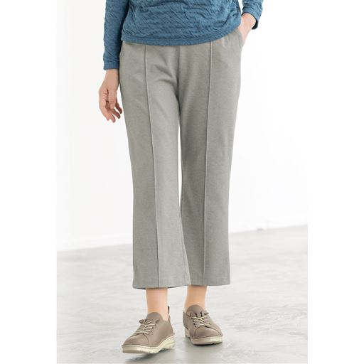 センターラインが消えないストレートパンツ