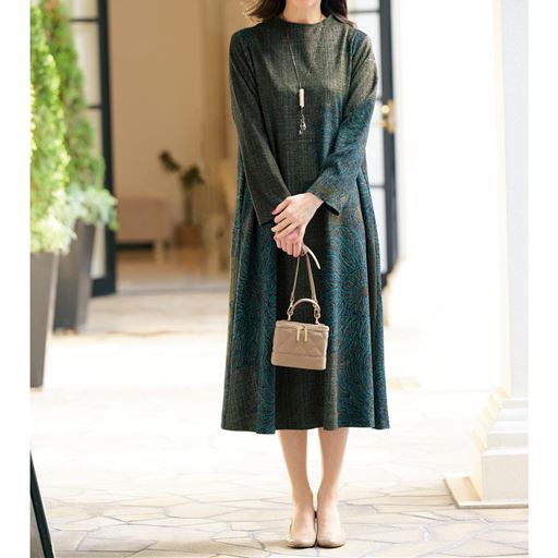 カーキ系  <br>両脇には便利なポケット付き。<br>※アクセサリーは商品に含まれません。