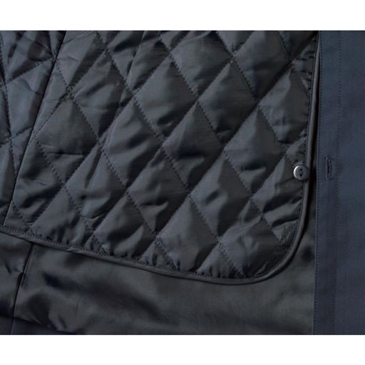 気温にあわせてボタンで簡単に着脱可能なライナー付き