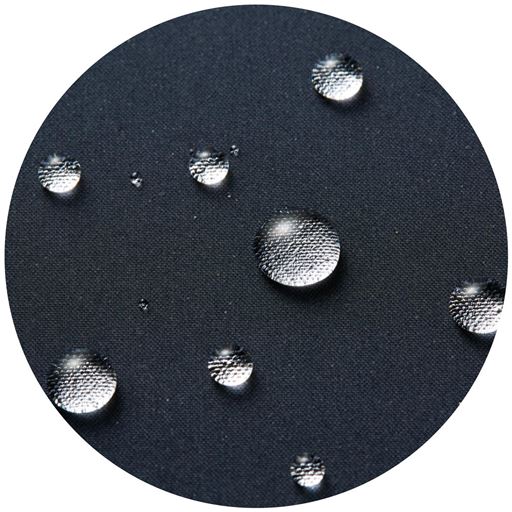 花粉が付きにくく多少の雨にも安心 細い糸を高密度で織り上げ、つるんとなめらかな生地表面にすることで衣類についた花粉を落ちやすくしています