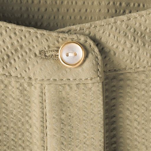 比翼仕立てのボタンはゴールドのフチ入りで華やか