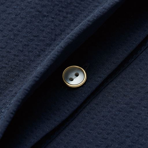 内側まで、すべてデザインボタンを採用。衿元を開けても上品な印象に。<br>※こちらのカラーの販売はございません。