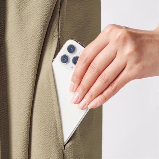 両サイドにスマホがすっぽり入るポケット付き