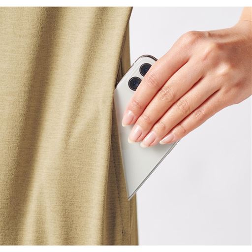 両脇のポケットは手の甲側がメッシュ素材なので、小物の出し入れもスムースです。