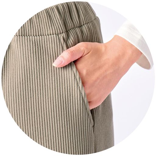 サイドポケットはスマホがすっぽり入る深さで座っても落ちにくい