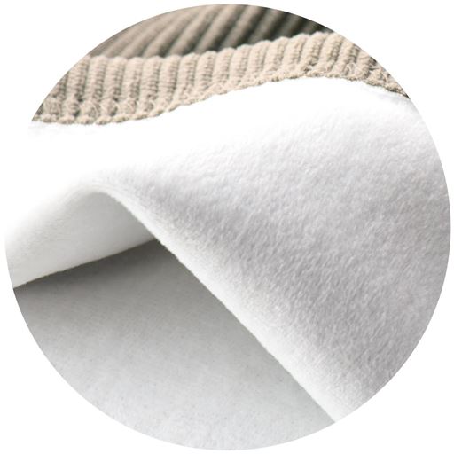 足入れ時や着用時の動きに対してスルッとなめらかなはき心地になるよう、裏ベロアの毛並の方向にもこだわって仕立てました。