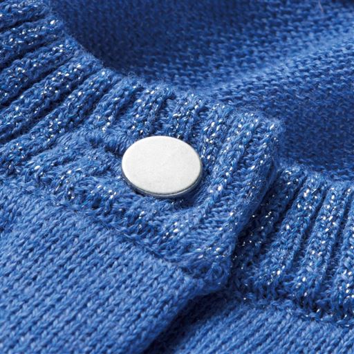 ディープブルーはシルバーカラーのラメ糸使用。シルバーカラーのボタンに合わせた色使いのラメ系がポイント