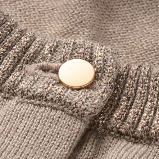 モカベージュはゴールドカラーのラメ糸使用。ゴールドカラーのボタンに合わせた色使いのラメ系がポイント