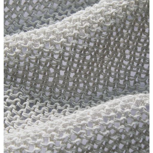 さらりと風通し良くリラクシーな着心地 麻のようなシャリ感のある肌ざわりと艷やかな表情が魅力の和紙ニット。和紙とポリエステル糸を撚り合わせた糸を使用し、ざっくりと編み上げたエアリーな軽やかさとシアー感に仕上げました。さらりとした肌ざわりが、夏に手放せない快適な着心地をもたらします。<br>※こちらのカラーの販売はございません。