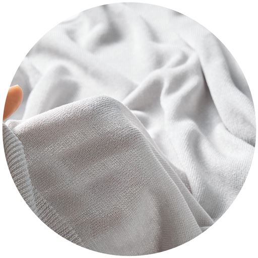 薄手で軽く程よい透け感の天竺編みニット