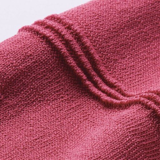 シャリ感があり、肌離れの良いニット。袖部分にピンタック風のライン入り♪