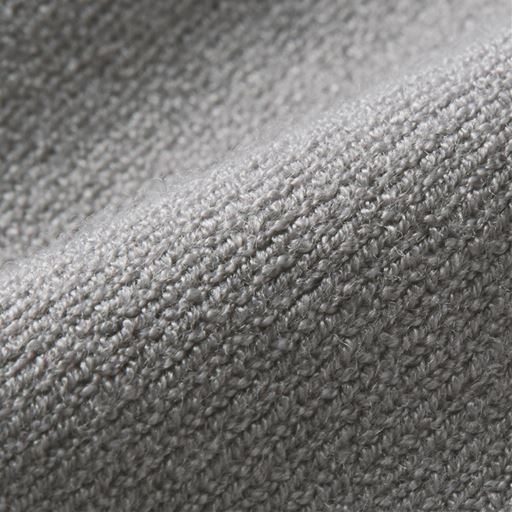 なめらかな総針編みでやや肉厚な継ぎ目のないフレンチスリーブニット。