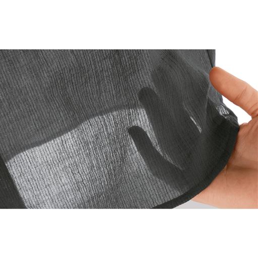 上品な透け感で表面感のある楊柳素材が肌にまとわりつきにくく快適。サッと羽織れる軽い着心地です。