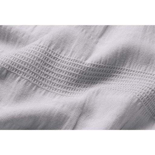 爽やかな着心地でボーダーの織り柄が個性的なドビー素材。<br>※こちらのカラーの販売はございません。