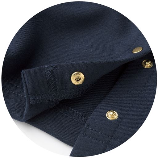 スリットの開閉がしやすいスナップボタンで着こなしに変化を