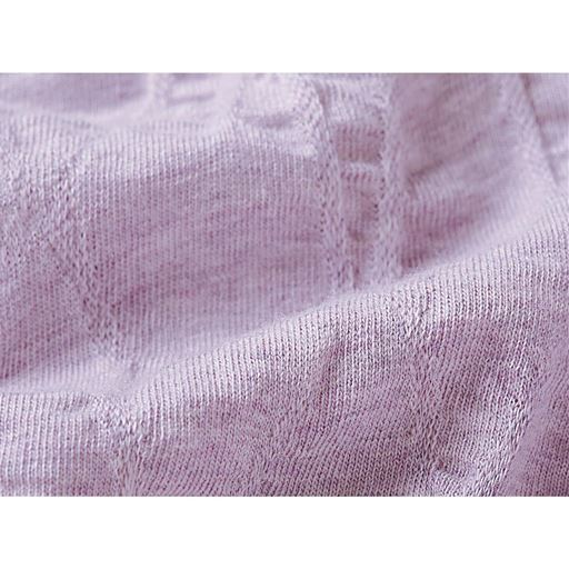 パープル系 肌離れの良いジャカード素材で着心地も◎。