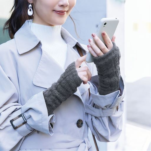 ダークグレー<br>指先が出せるからスマホ操作もラクラク!